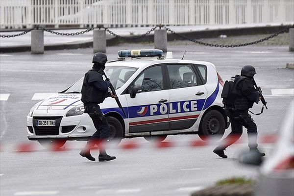 Uzbrojony napastnik, który wziął zakładników na poczcie pod Paryżem, został zatrzymany