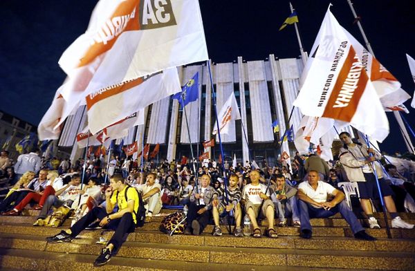 Protest przed pałacem prezydenckim przeciw ustawie językowej