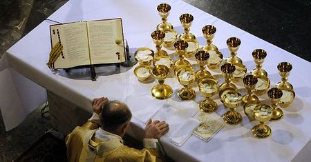Z kijami do kościoła - zwyczaje Wielkiego Czwartku