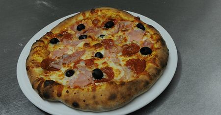 Automat do pizzy, który wyglądem przypomina bankomat