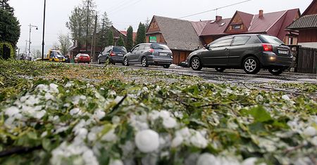 Burze z gradem nad Polską. Wybite szyby, połamane drzewa