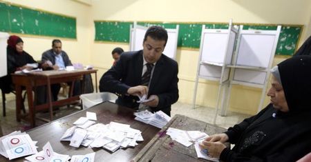 Egipt popiera w referendum nową konstytucję