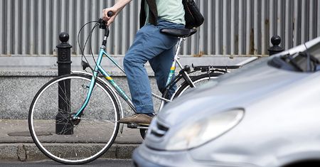 Manifestacja rowerzystów na ul. Grunwaldzkiej w Poznaniu - chcą drogi rowerowej i wydzielonego torowiska w miejsce jednego pasa ruchu