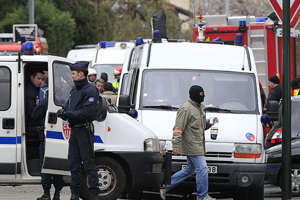 Policja podczas obławy na rzekomego zabójcę z Tuluzy