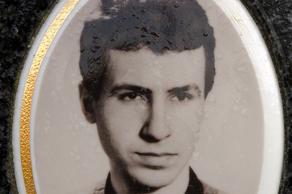 Zdjęcie na symbolicznym grobie Jarosława Ziętary