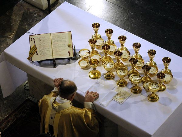 Przed wieczornymi uroczystości Wielkiego Czwartku dokonuje się poświęcenie oleju Krzyżma podczas mszy św. z odnowieniem przyrzeczeń kapłańskich. Na zdj. kard. Kazimierza Nycza (zdj. arch.)