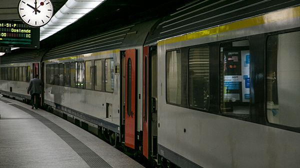 Pusty pociąg na dworcu Bruxelles Midi