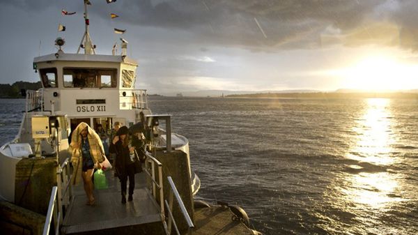 Turyści wracają z wyspy Hovedoya w Norwegii