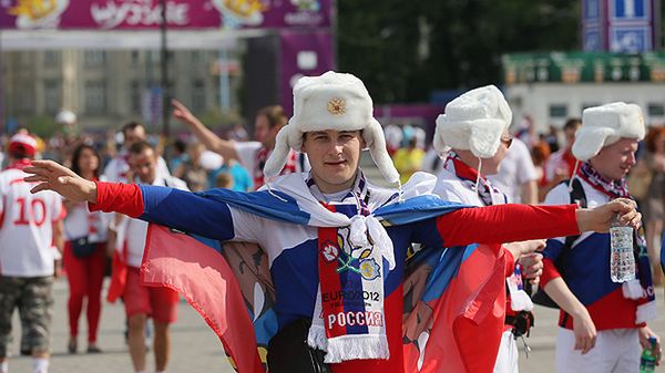 Jeden z rosyjskich kibiców w Strefie Kibica w Warszawie