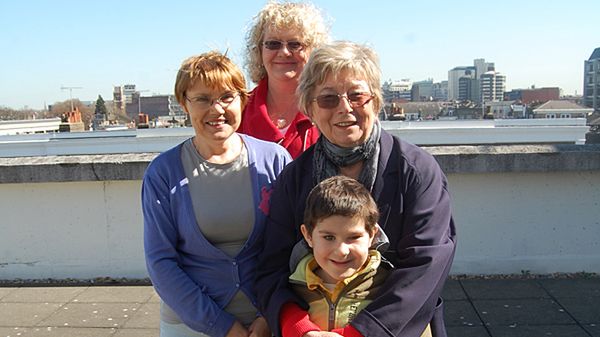 Adaś w Londynie: przytulany przez Jankę Tomaszewską, obok niego babcia, Danusia Gołębiowska i Małgosia Rudzka z MAPF