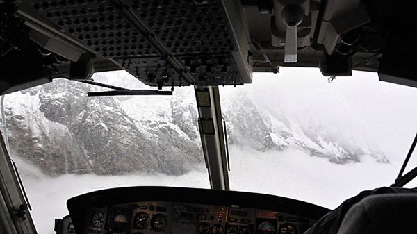 Akcję ratunkową utrudniały opady śniegu, słaba widoczność oraz ryzyko wystąpienia lawin.