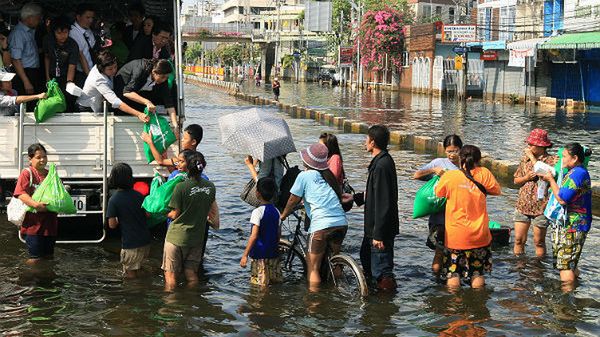 Trwa ewakuacja mieszkańców.