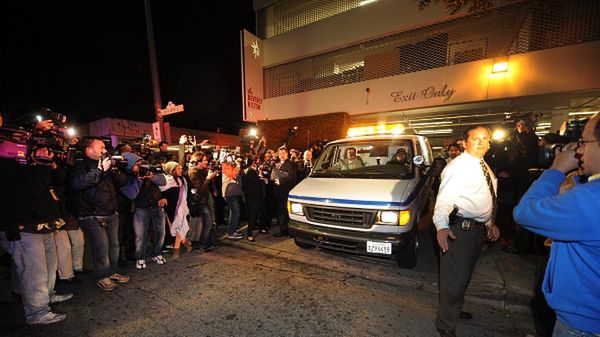 Samochód koronera wyjeżdżający z hotelu