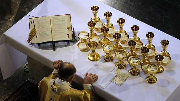 Przed wieczornymi uroczystości Wielkiego Czwartku dokonuje się poświęcenie oleju Krzyżma podczas mszy św. z odnowieniem przyrzeczeń kapłańskich. Na zdj. kard. Kazimierza Nycza (zdj. arch.)