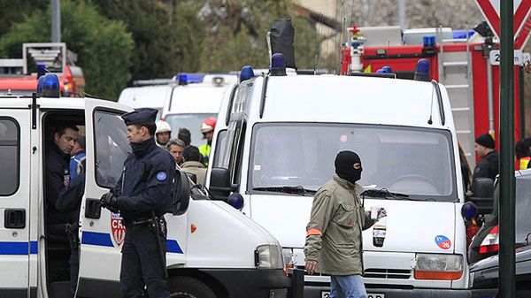 Policja podczas obławy na rzekomego zabójcę z Tuluzy