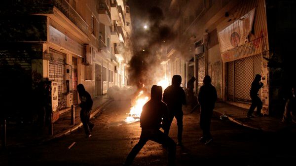 Grupa młodzieży zaatakowała policję koktajlami Mołotowa