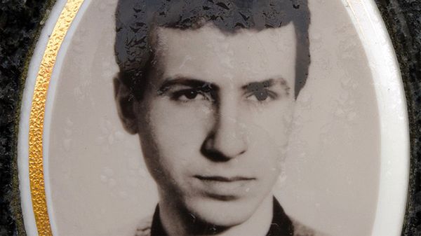 Zdjęcie na symbolicznym grobie Jarosława Ziętary