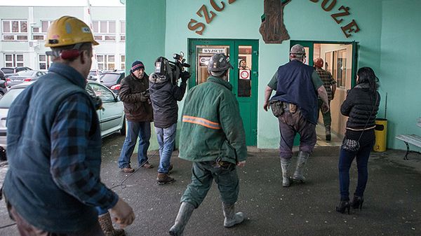 Rodziny górników czekają na uratowanych przed wejściem na teren kopalni "Rudna"