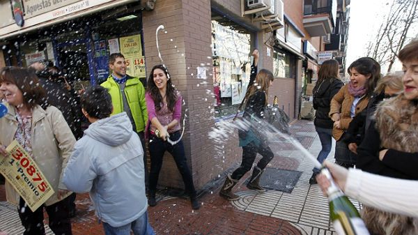 Tłum przed kolekturą w Alcorcon, gdzie sprzedano aż 200 wygranych kuponów