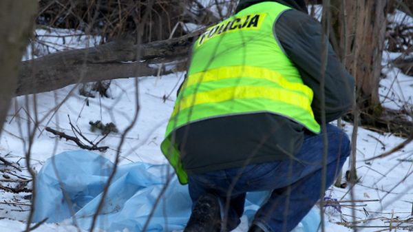 Policjant na miejscu tragedii w lesie
