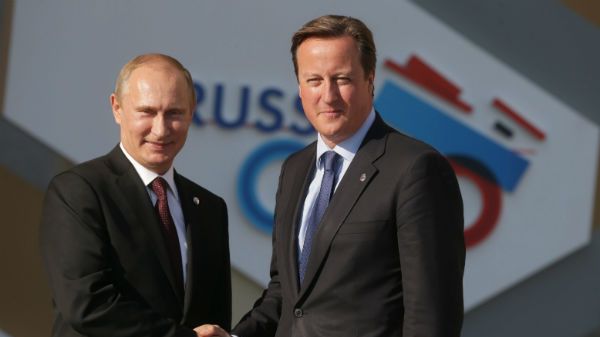 Rosyjski prezydent Władimir Putin (od lewej) i brytyjski premier David Cameron