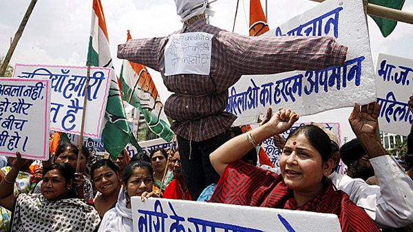 Sprawa wywołała w Indiach falę oburzenia i protestów.
