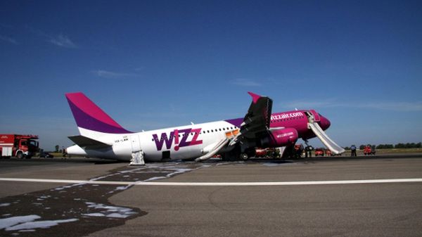 Samolot po wylądowaniu na lotnisku w Rzymie