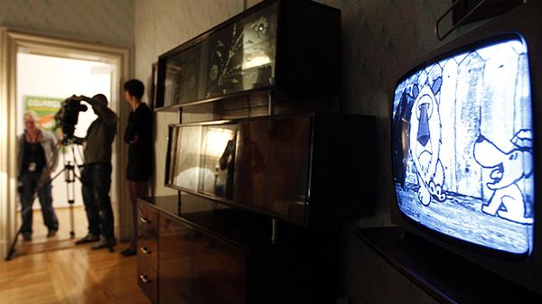 Muzeum Górnośląskie w Bytomiu w stylizowanym na lata 70. pokoju telewizor, a w nim - "Reksio"