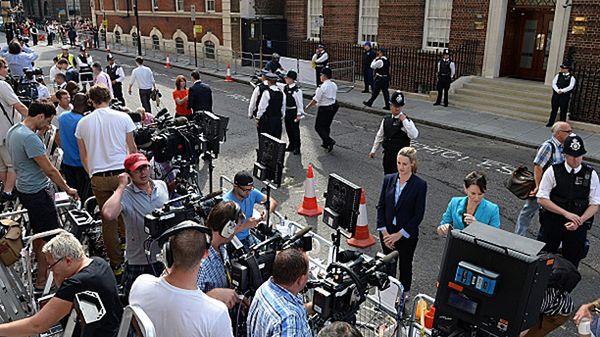 Tłum dziennikarzy przed szpitalem