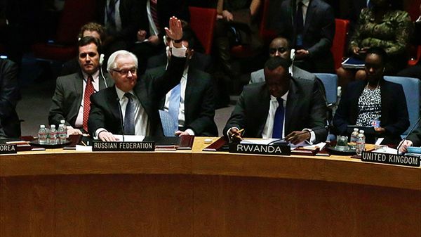 Ambasador Rosji Witalij Czurkin głosuje przeciw rezolucji w Radzie Bezpieczeństwa ONZ