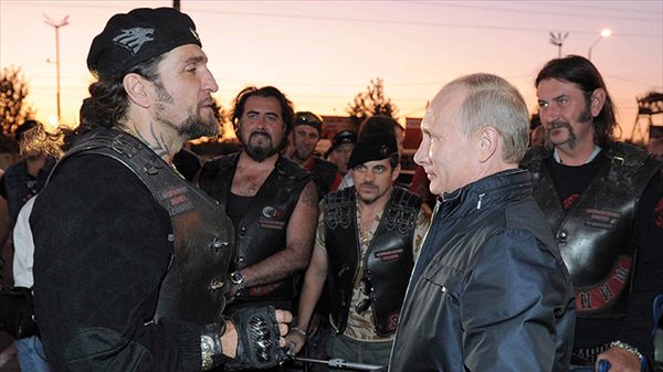 Władimir Putin i szef Nocnych Wilków Aleksander Załdostanow