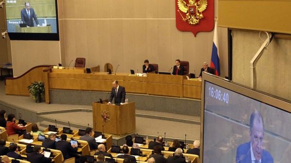 Posłowie rosyjskiej Dumy przed głosowaniem (na zdj. przemawia szef MSZ Siergiej Ławrow)