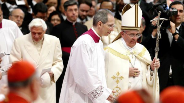 Papież emeryt Benedykt XVI (z lewej) i papież Franciszek (z prawej)