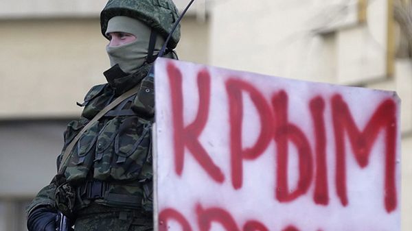 Żołnierz w nieoznaczonym mundurze obok napisu "Krym to Rosja"