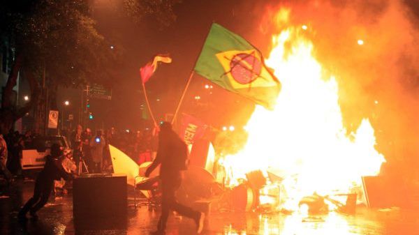 Starcia między grupą zamaskowanych manifestantów a policją