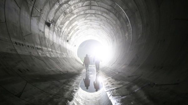 Trwa budowa łącznika stacji metra (między stacjami Stadion a Centrum Nauki Kopernik) pod tunelem Wisłostrady