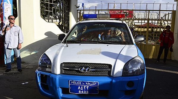 Policja przed budynkiem ambasady