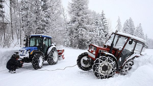 Atak zimy w Tyrolu. Nie radzą sobie nawet ciągniki
