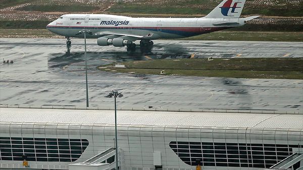 Samolot linii Malaysia Airlines na lotnisku w Kuala Lumpur