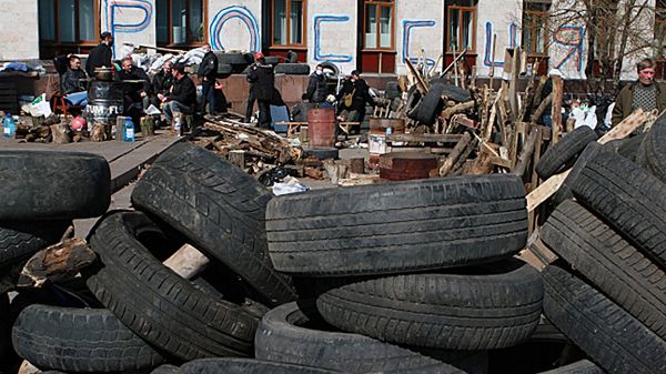 Barykady przed budynkami administracji w Doniecku