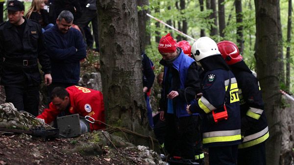 Eksploracja jaskiń bez uprawnień i wbrew zakazom grozi śmiercią (na zdj. akcja ratunkowa po wypadku w Jaskini Wiernej w kwietniu)