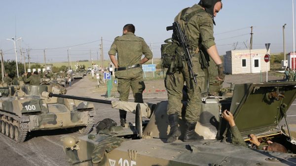 Rosyjskie transportery opancerzone w miejscowości Kamieńsk-Szachtyński, 30 km od granicy ukraińskiej