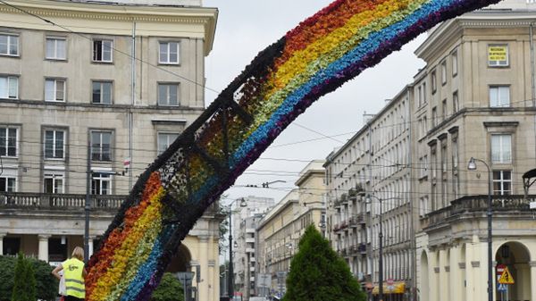 Częściowo spalona tęcza na placu Zbawiciela