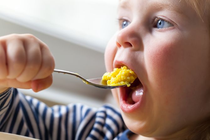 Produkty zbożowe w diecie malucha. Które z nich można podawać niemowlakom i małym dzieciom?