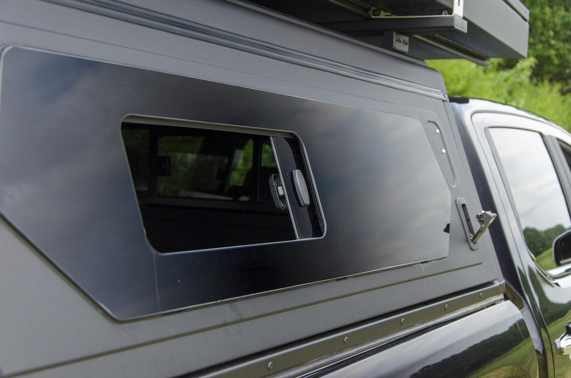 VW Amarok z zabudową i namiotem Alu-Cab