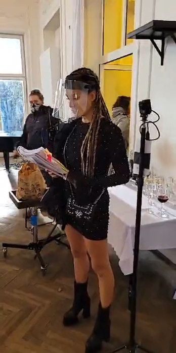 Przejęta Małgorzata Rozenek na planie u Patryka Vegi