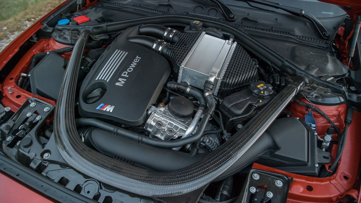 Niemcy nie chcą stracić klientów, do których elektryki nie przemawiają. Wiedzą jednak, że trzeba zmniejszyć emisję spalin