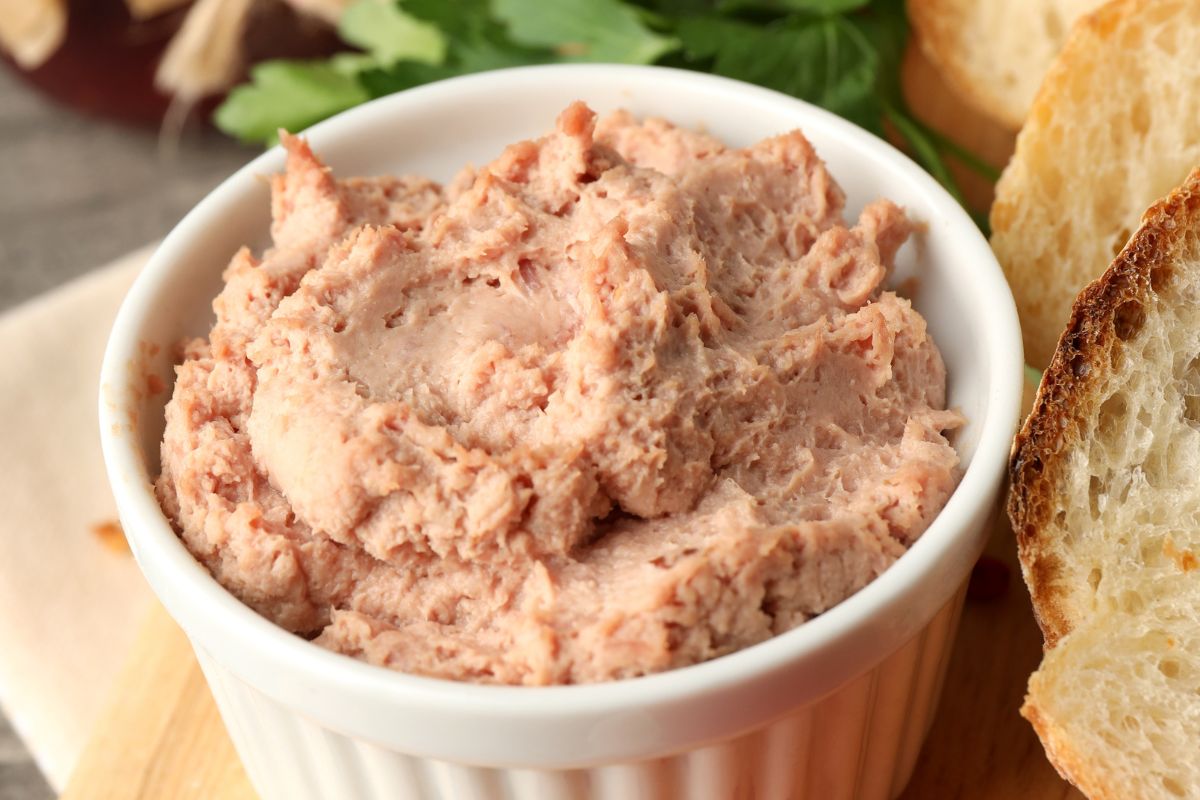 Blenduję mięso z rosołu z kilkoma dodatkami. Sklepowe pasty kanapkowe nie mogą się równać