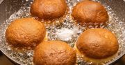 Tak należy smażyć pączki, aby były pulchne w środku i miały złocistą skórkę. Kluczowe zasady