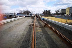 Wrocław. Tramwaj na Nowy Dwór coraz bliżej. Trwa układanie torowiska na wiadukcie